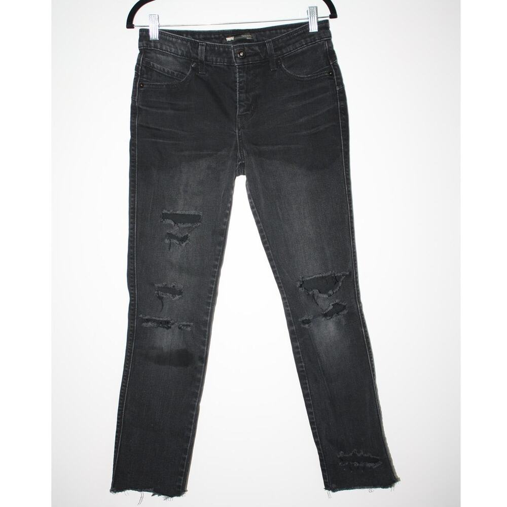 Levi's Jeans Women's 8M Flatters & Flaunts Skinny Leg Black Distressed Hem Mid-R